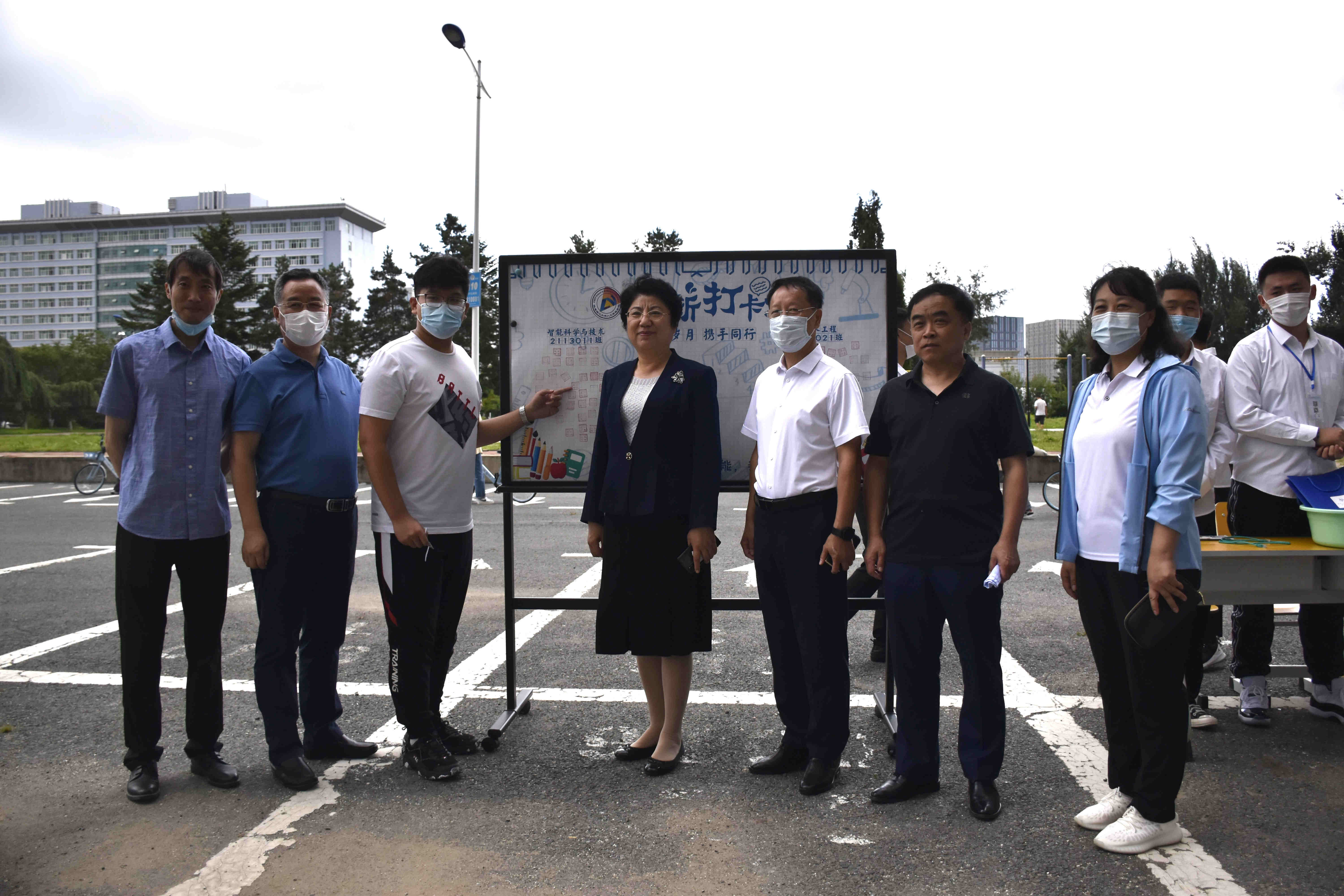 迎新现场校领导与新生合影